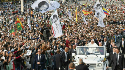Papa Francisc a vizitat sanctuarul Fecioarei Maria de la Fatima. Motivul ciudat pentru care nu si-a citit discursul pregatit Papa Francisc a vizitat sanctuarul Fecioarei Maria de la Fatima. Motivul ciudat pentru care nu si-a citit discursul pregatit