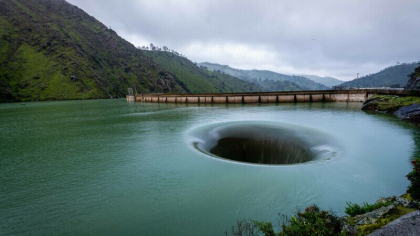 „Un portal catre mijlocul pamantului”. Groapa gigantica din mijlocul unui lac care a bagat groaza in oameni - VIDEO „Un portal catre mijlocul pamantului”. Groapa gigantica din mijlocul unui lac care a bagat groaza in oameni - VIDEO