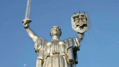 Un trident a inlocuit secera si ciocanul de pe un monument emblematic din Kiev - VIDEO Un trident a inlocuit secera si ciocanul de pe un monument emblematic din Kiev - VIDEO