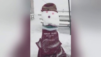 Italia, lovita de ninsoare in plina vara. Turistii au ridicat un om de zapada Italia, lovita de ninsoare in plina vara. Turistii au ridicat un om de zapada