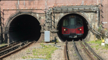 Un tren Iasi-Bucuresti Nord a ramas blocat intr-un tunel, dupa ce locomotiva s-a defectat. Intarziere de aproape 3 ore