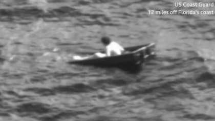 A fost inconjurat de rechini si intepat de meduze. Cum a fost salvat un tanar naufragiat pe mare timp de 35 de ore - VIDEO