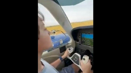 In timp ce copilul pilota, tatal savura o bere. Un barbat si-a urcat fiul de 11 ani la mansa avionului si au murit - VIDEO In timp ce copilul pilota, tatal savura o bere. Un barbat si-a urcat fiul de 11 ani la mansa avionului si au murit - VIDEO