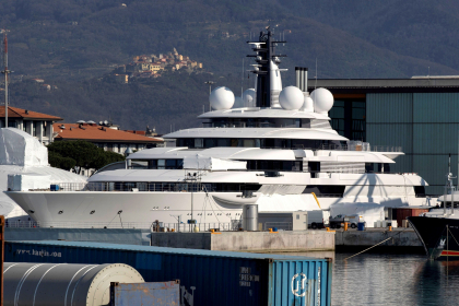Superiahtul de 700 de milioane de dolari care ar apartine lui Vladimir Putin este renovat in Italia, desi se afla sub sechestru