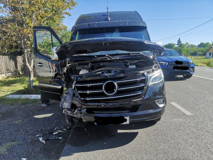 Accident pe „drumul mortii” din Romania: Un microbuz cu moldoveni s-a ciocnit violent cu o masina. Doua persoane - ranite - FOTO Accident pe „drumul mortii” din Romania: Un microbuz cu moldoveni s-a ciocnit violent cu o masina. Doua persoane - ranite - FOTO