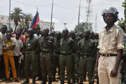 Nigerul isi inchide spatiul aerian in fata amenintarii unei interventii a tarilor vecine Nigerul isi inchide spatiul aerian in fata amenintarii unei interventii a tarilor vecine