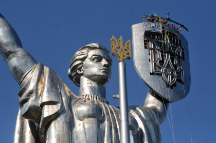 Ucraina a scos simbolurile sovietice de pe monumentul Patriei Mama din Kiev Ucraina a scos simbolurile sovietice de pe monumentul Patriei Mama din Kiev
