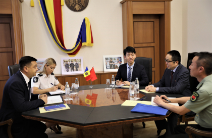 Ambasadorul Chinei s-a intalnit cu ministrul Afacerilor Interne si au discutat despre consolidarea relatiilor dintre cele doua tari - FOTO