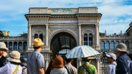 Galleria Vittorio Emanuele II din Milano, vandalizata sub privirile uluite ale turistilor. Ce a aparut pe fatada - VIDEO