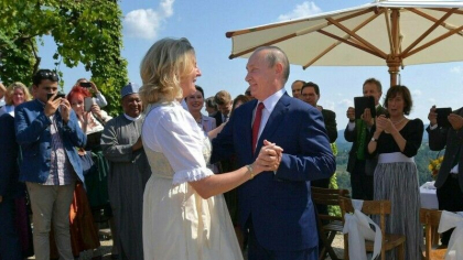 Karin Kneissl, fosta sefa a diplomatiei austriece, s-a mutat intr-un sat din Rusia: „Asta e si lumea mea”