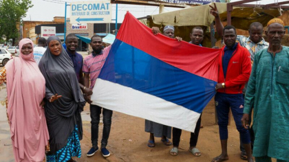 Drapelul Rusiei a devenit foarte popular in Niger, dupa lovitura de stat. "Inainte nu stiam cum arata” Drapelul Rusiei a devenit foarte popular in Niger, dupa lovitura de stat. "Inainte nu stiam cum arata”