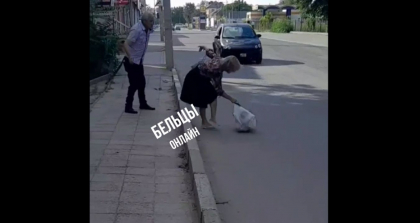 Imagini socante filmate pe o strada din Balti. Femeie impinsa sub rotile unei masini de un trecator - VIDEO Imagini socante filmate pe o strada din Balti. Femeie impinsa sub rotile unei masini de un trecator - VIDEO