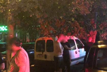 S-au luat la bataie in plina strada, la Chisinau. Un grup de tineri - retinuti de carabinieri - FOTO S-au luat la bataie in plina strada, la Chisinau. Un grup de tineri - retinuti de carabinieri - FOTO