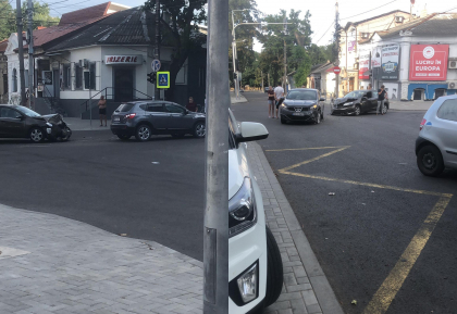 Accident la o intersectie din capitala. Doua automobile s-au lovit puternic - VIDEO