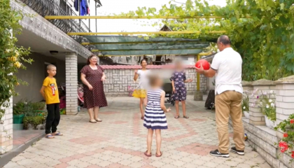 „Fiecare suflet are nevoie de dragoste”. Povestea unei familii care a adoptat trei copii mari si a luat sub tutela alti trei - VIDEO „Fiecare suflet are nevoie de dragoste”. Povestea unei familii care a adoptat trei copii mari si a luat sub tutela alti trei - VIDEO