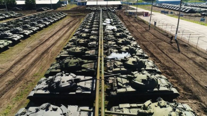 Rusia a scos mii de blindate si tancuri sovietice din marele sau depozit militar din Siberia Rusia a scos mii de blindate si tancuri sovietice din marele sau depozit militar din Siberia