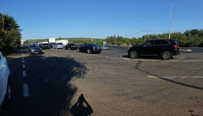 Unii pleaca, altii revin acasa. S-au format ambuteiaje la vama Leuseni: mai multe masini asteapta sa iasa, dar si sa intre in tara - FOTO