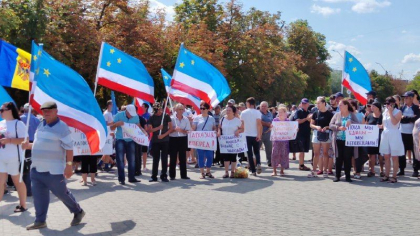 Mai multi simpatizanti ai noului bascan, Evghenia Gutul au protestat in fata Adunarii Populare din Gagauzia, in timpul sedintei in care urma sa fie aprobata noua componenta a Comitetului Executiv din Autonomie - FOTO/VIDEO 