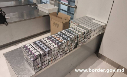 Si-a ticsit valiza cu tigari si s-a pornit spre New York. Un cetatean strain - depistat de vamesi pe Aeroportul International Chisinau - FOTO Si-a ticsit valiza cu tigari si s-a pornit spre New York. Un cetatean strain - depistat de vamesi pe Aeroportul International Chisinau - FOTO