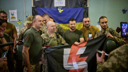 Presedintele Ucrainei a fost pe frontul de razboi. Zelenski: „Am vizitat batalioane care desfasoara misiuni de lupta” Presedintele Ucrainei a fost pe frontul de razboi. Zelenski: „Am vizitat batalioane care desfasoara misiuni de lupta”