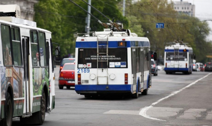 „L-a apucat de tricou si mana si l-a fortat sa iasa afara”. Un copil de 10 ani, agresat de o taxatoare, dupa ce aceasta i-a vorbit in limba rusa, iar el nu stia ce sa-i raspunda