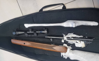 O luneta si piese pentru arma de foc - depistate in bagajul unui cetatean strain pe Aeroportul International Chisinau