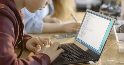 Peste cinci mii de laptopuri vor ajunge in scolile din tara. Dan Perciun: „Elevii vor avea acces la mai multe resurse de invatare si informare” Peste cinci mii de laptopuri vor ajunge in scolile din tara. Dan Perciun: „Elevii vor avea acces la mai multe resurse de invatare si informare”