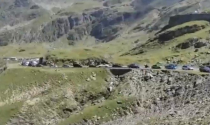 Mii de soferi sunt blocati pe Transfagarasan. Coloana de masini a ajuns la opt kilometri Mii de soferi sunt blocati pe Transfagarasan. Coloana de masini a ajuns la opt kilometri
