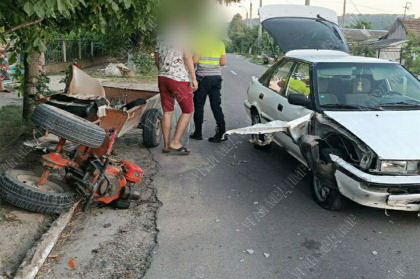 Doua persoane au ajuns la spital, dupa ce motocultorul in care se aflau a fost lovit de un automobil. Soferul masinii a adormit la volan - FOTO 