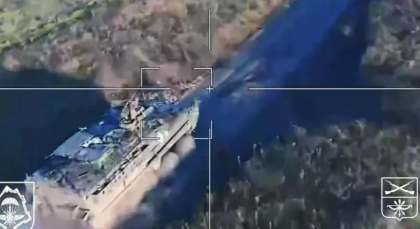 Primele imagini cu blindate americane Stryker folosite pe front de ucraineni: Rusii si-au „cenzurat” propria lovitura cu o drona Lancet - VIDEO Primele imagini cu blindate americane Stryker folosite pe front de ucraineni: Rusii si-au „cenzurat” propria lovitura cu o drona Lancet - VIDEO