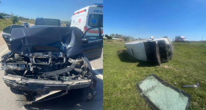 Doua persoane au ajuns la spital, dupa ce un BMW s-a lovit cu un microbuz, la Edinet. Imagini de la locul accidentului - FOTO 
