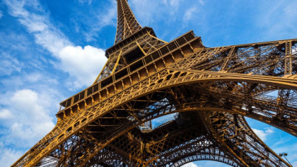 Doi turisti beti au petrecut noaptea in Turnul Eiffel. Au fost descoperiti dimineata dormind in celebra constructie Doi turisti beti au petrecut noaptea in Turnul Eiffel. Au fost descoperiti dimineata dormind in celebra constructie