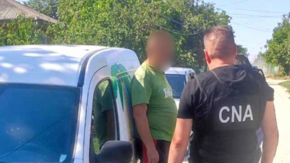Ar fi pretins 2.000 de euro pentru a ajuta un sofer, prins baut la volan, sa scape de dosar. Un barbat din Drochia - retinut de ofiterii CNA in timp ce primea banii - FOTO Ar fi pretins 2.000 de euro pentru a ajuta un sofer, prins baut la volan, sa scape de dosar. Un barbat din Drochia - retinut de ofiterii CNA in timp ce primea banii - FOTO