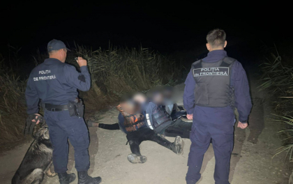Patru ceteteni straini - prinsi de politistii de frontiera in timp ce incercau sa traverseze inot raul Prut. Acestia risca sa fie expulzati din Moldova - FOTO