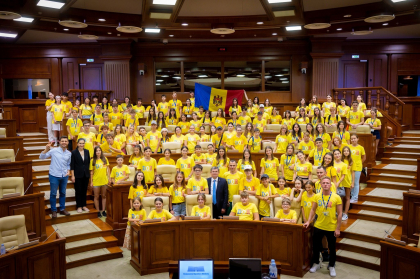 Au ocupat fotoliile deputatilor pentru o zi. Elevii din diaspora, reveniti in vizita in Moldova, au facut o excursie la Parlament - FOTO 