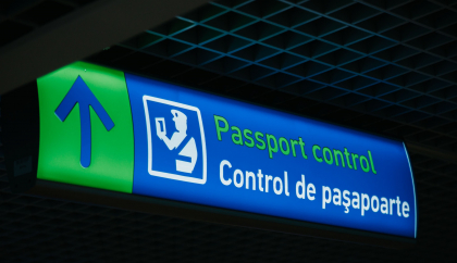 Un ucrainean a incercat sa intre in Republica Moldova cu un permis fals, pe Aeroportul International Chisinau. Cine i-ar fi eliberat documentul - FOTO 