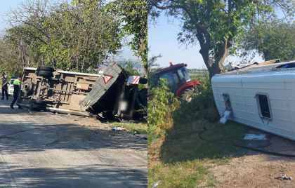 Sase persoane - transportate la spital, dupa ce soferul unui microbuz s-a lovit de remorca unui tractor, la Anenii Noi - FOTO Sase persoane - transportate la spital, dupa ce soferul unui microbuz s-a lovit de remorca unui tractor, la Anenii Noi - FOTO