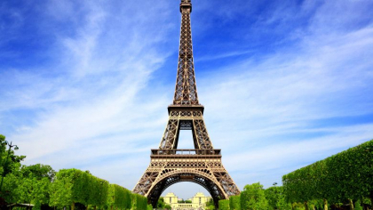 Un nou incident la Turnul Eiffel: Un barbat a fost arestat dupa ce a sarit cu parasuta de pe celebra constructie Un nou incident la Turnul Eiffel: Un barbat a fost arestat dupa ce a sarit cu parasuta de pe celebra constructie