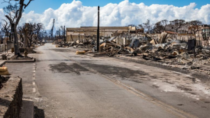 Desi insula Maui a fost devastata de incendii, turistii se plang de evenimentele anulate si vor rezervari la un restaurant care a ars Desi insula Maui a fost devastata de incendii, turistii se plang de evenimentele anulate si vor rezervari la un restaurant care a ars