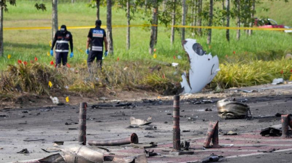 Un avion s-a prabusit pe o sosea in Malaezia: zece persoane au murit. Momentul surprins de o camera de bord a unei masini - VIDEO Un avion s-a prabusit pe o sosea in Malaezia: zece persoane au murit. Momentul surprins de o camera de bord a unei masini - VIDEO