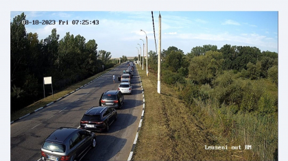 Atentie, calatori. S-au format din nou ambuteiaje la frontiera moldo-romana. Mai multe masini asteapta sa iasa din tara, la vama Leuseni si Sculeni - FOTO 