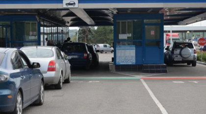 A incercat sa fuga din tara, dupa ce a organizat migratia ilegala a doi ucraineni, insa a fost prins la vama. Un moldovean - plasat in arest pentru 30 de zile