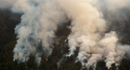 Zeci de mii de persoane - evacuate din Tenerife, unde un incendiu de vegetatie a scapat de sub control