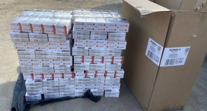 Avea in masina sute de pachete de tigari fara timbru de acciz si acte de provenienta. Un moldovean - prins de echipele mobile ale Serviciului Vamal - FOTO 