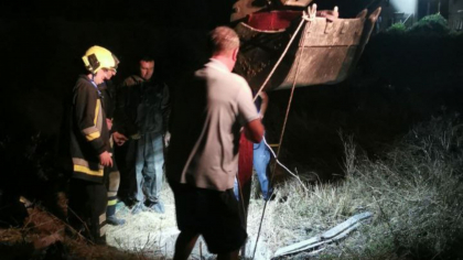 Misiune neobisnuita pentru salvatorii din Orhei. O bovina de 300 de kilograme - scoasa dintr-o fantana de canalizare cu adancime de trei metri - FOTO Misiune neobisnuita pentru salvatorii din Orhei. O bovina de 300 de kilograme - scoasa dintr-o fantana de canalizare cu adancime de trei metri - FOTO
