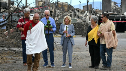 Joe Biden si sotia lui au ajuns in Maui, unde incendiile au ucis sute de persoane Joe Biden si sotia lui au ajuns in Maui, unde incendiile au ucis sute de persoane
