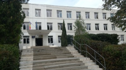 Scandal la un liceu din Bubuieci. Parintii, nemultumiti deoarece copiii lor din clasa a III-a ar urma sa invete in schimbul doi. Cand au venit sa ceara explicatii directorului s-a iscat un conflict. Parinte: „M-a agresat fizic” - VIDEO Scandal la un liceu din Bubuieci. Parintii, nemultumiti deoarece copiii lor din clasa a III-a ar urma sa invete in schimbul doi. Cand au venit sa ceara explicatii directorului s-a iscat un conflict. Parinte: „M-a agresat fizic” - VIDEO