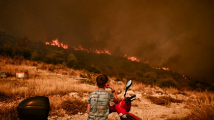 Zeci de mii de persoane sunt evacuate in nordul Atenei, din cauza incendiilor devastatoare - FOTO Zeci de mii de persoane sunt evacuate in nordul Atenei, din cauza incendiilor devastatoare - FOTO