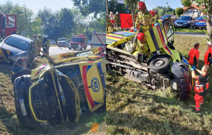 Dublu accident in Polonia. Un autobuz cu moldoveni s-a rasturnat, dupa ce s-a ciocnit cu un camion, iar in drum spre spital, ambulanta care transporta ranitii a fost si ea lovita de o alta masina - FOTO Dublu accident in Polonia. Un autobuz cu moldoveni s-a rasturnat, dupa ce s-a ciocnit cu un camion, iar in drum spre spital, ambulanta care transporta ranitii a fost si ea lovita de o alta masina - FOTO