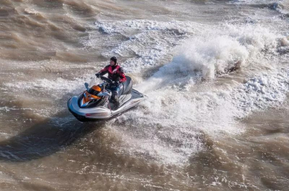Modul inedit in care un disident chinez a fugit in Coreea de Sud. A parcurs 300 de kilometri pe un jetski